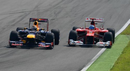 Fernando Alonso y Sebastian Vettel coinciden en pista durant el GP de Italia 2012